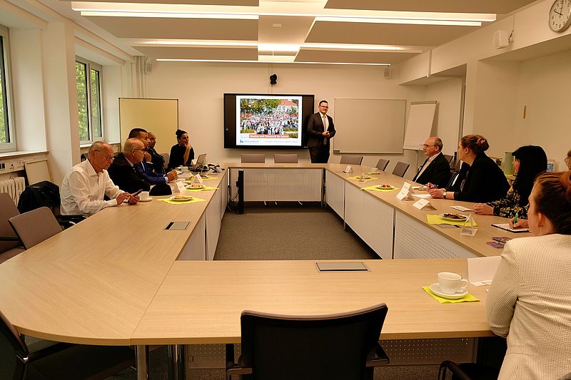 Prof Wagner gives a lecture to the delegation participants