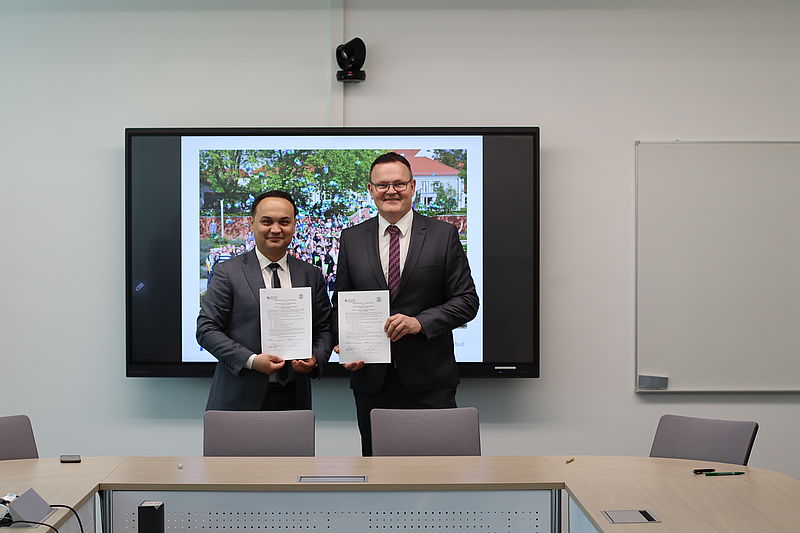 the rectors of the two universities with the signed contracts
